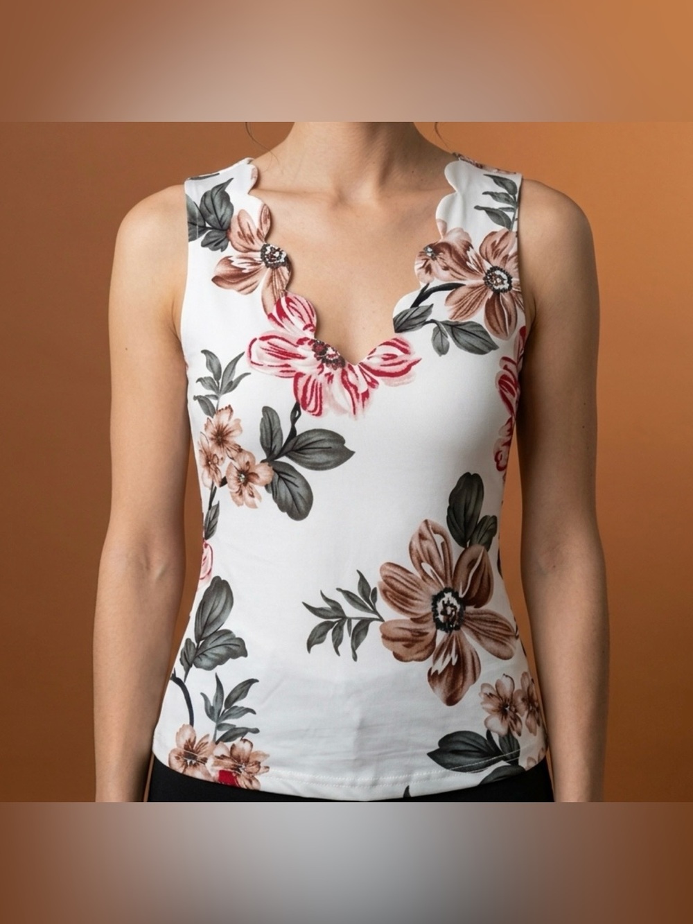 SHEIN Floral Print Sleeveless Top With A Scalloped V-Neck Line.
NWT
